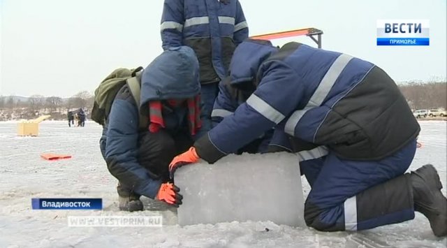 On the ice of Novik Bay took place Winter School the practical training 