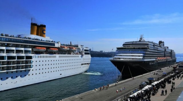 Vladivostok port took two cruise liners at the same time