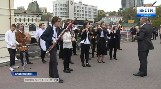 Students of the Primorsky College of Art made a concert dedicated to Victory Day to the residents of Vladivostok