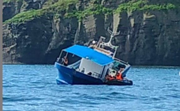 A boat with 13 passengers on bord got aground next to Russky Island in Vladivostok