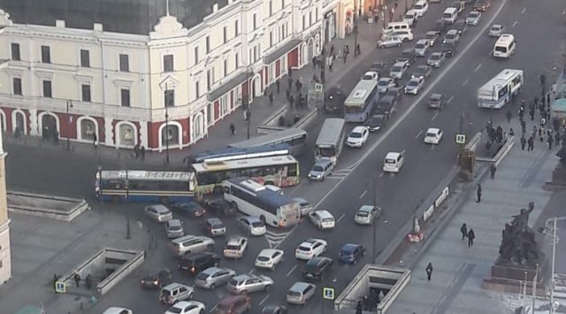 Road accident with 4 buses blocked the road in the center of Vladivostok