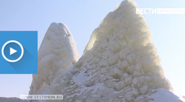 A three-storey big ice mountain appeared in Vladivostok