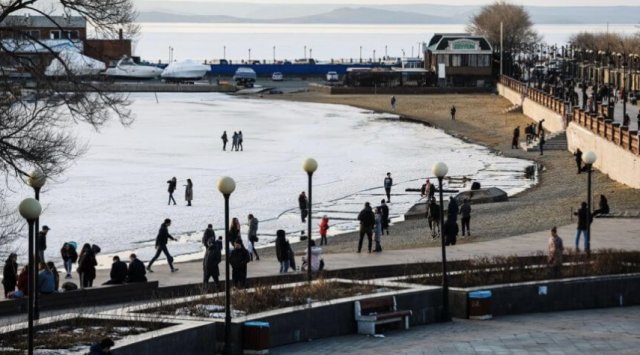 Vladivostok citizens risk their lives walking on melting ice