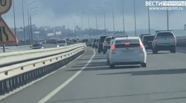 Vladivostok style self-isolation period: huge traffic jam leading to the city