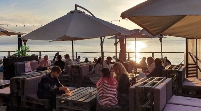 Vladivostok’s terrasses are full with people even though the self isolation hasn’t been cancelled yet