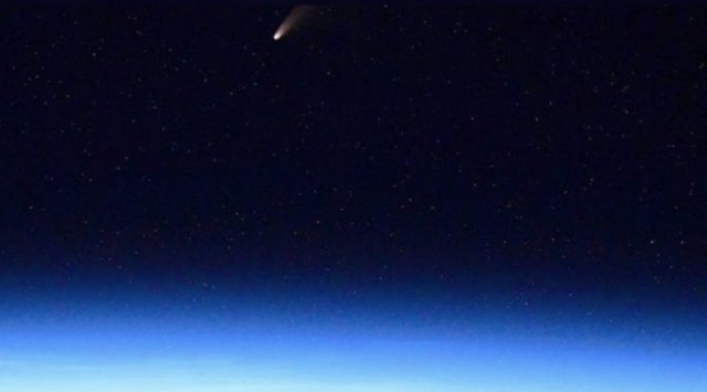 Russian cosmonaut depicted the brightest comet from the ISS