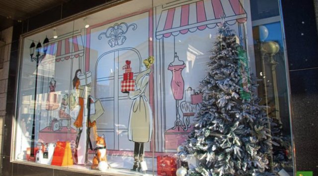 Entrepreneurs of Vladivostok decorate their shop windows and participate in the contest
